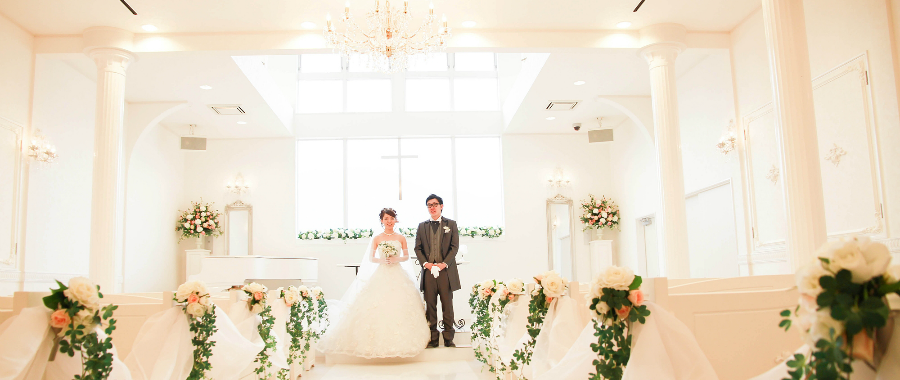 結婚式場の新郎新婦