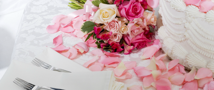 結婚式場のバラの花とテーブルウェア