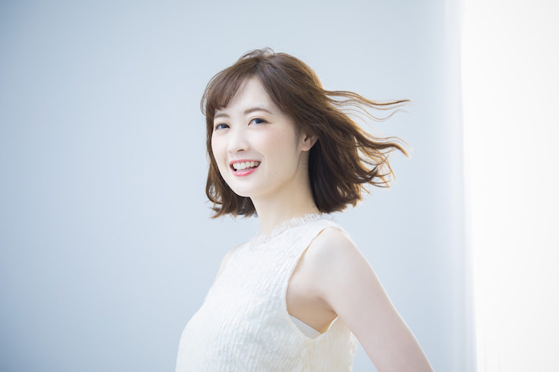風になびくミディアムヘアのパーマスタイル＠代々木八幡・美容室スプラッシュ