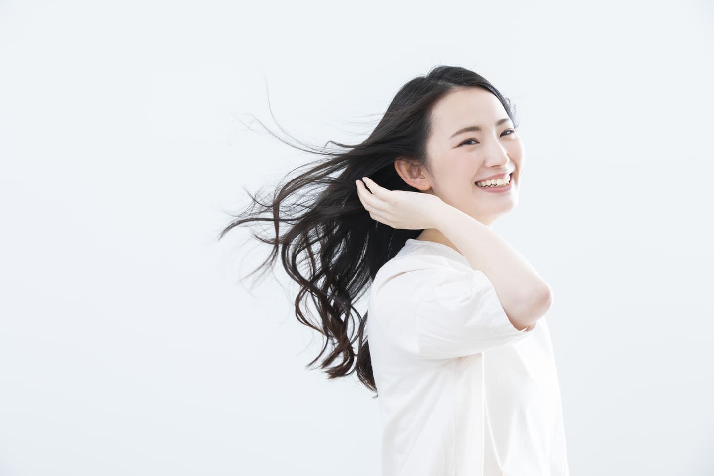 サラサラヘアの女性の横向き写真
