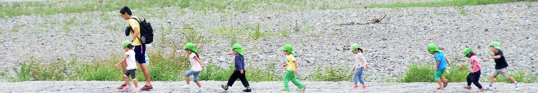 代々木八幡の美容室スプラッシュのキッズカットの子どもたちが並んで歩く写真