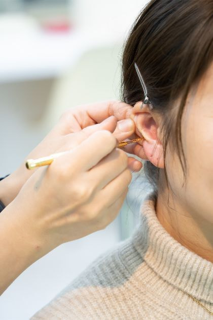 耳つぼを刺激した後、一番刺激を感じた耳つぼや、改善したい耳つぼを数箇所選択します