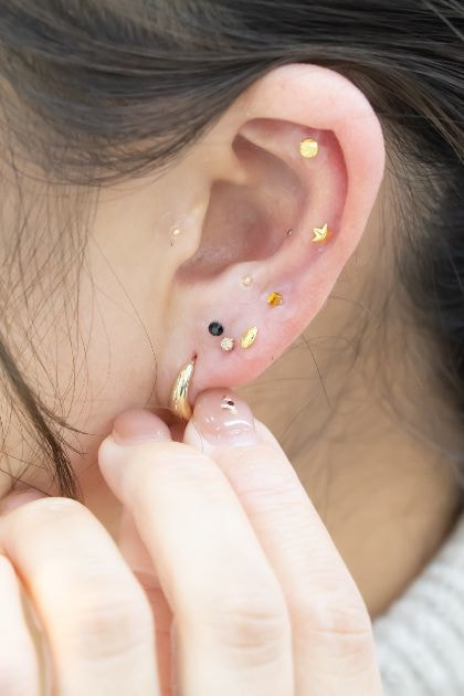 ご自宅でも耳つぼジュエリーのシールを貼った所を時々つまんで刺激すると効果的です