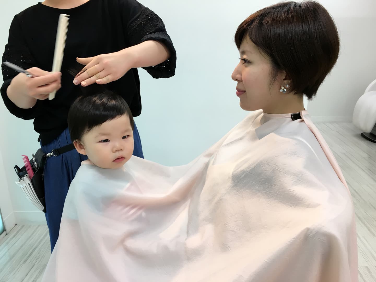 親子クロスでママと一緒にカットする赤ちゃん@美容室スプラッシュ