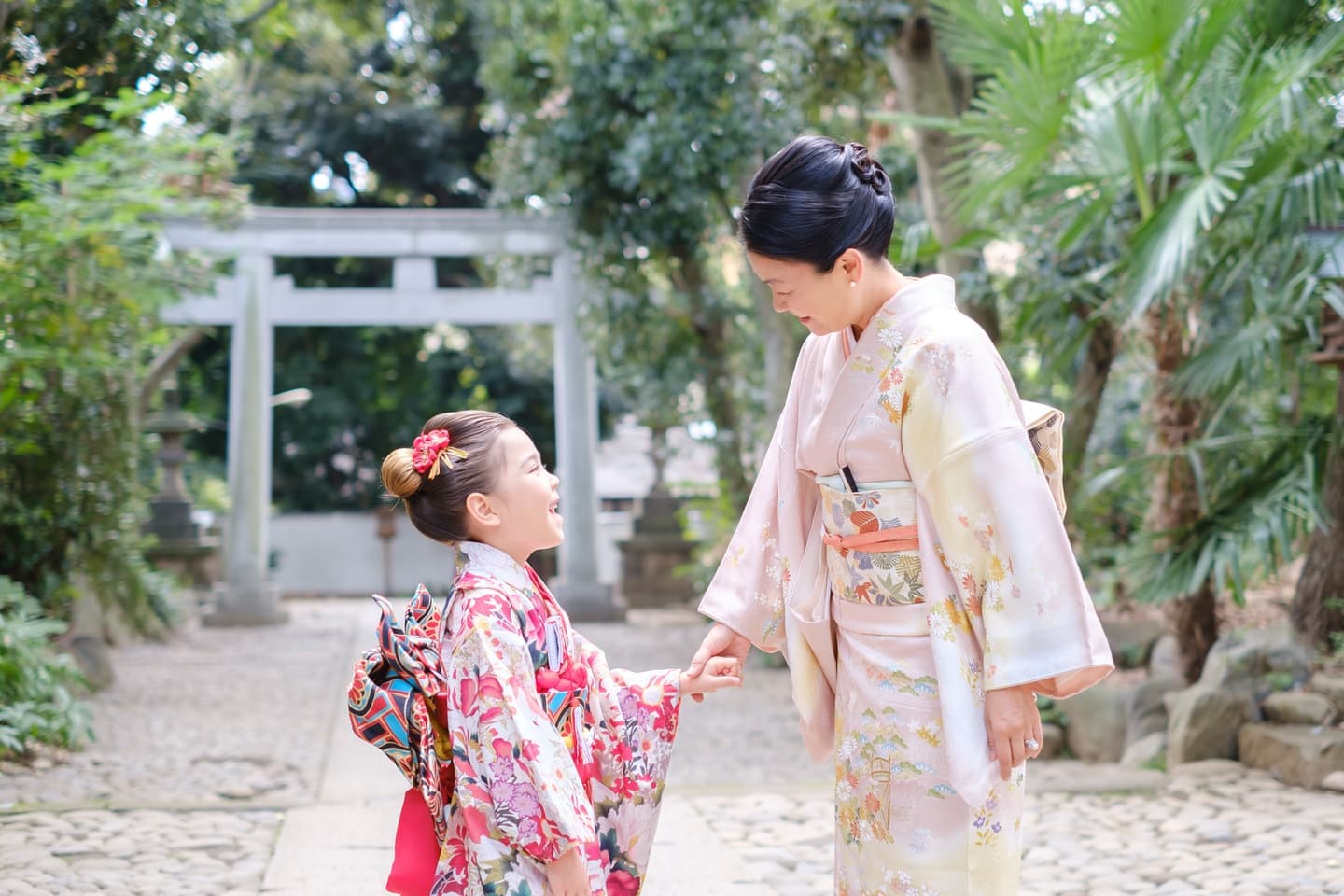 代々木八幡宮で七五三を祝う着物姿の母子