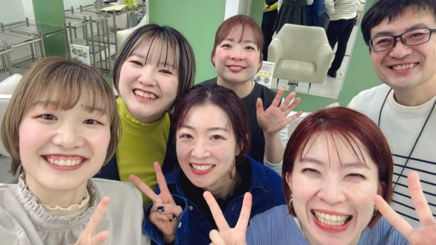 ・代々木八幡 美容室スプラッシュのスタッフが笑顔でお客様をお迎えする写真