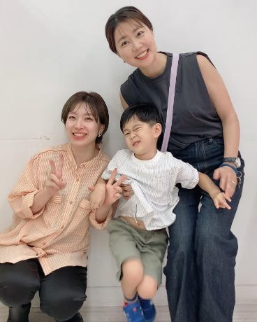 スプラッシュにご来店してくださったママと息子さんとスタッフの写真です。息子さんが照れてはしゃいでます。