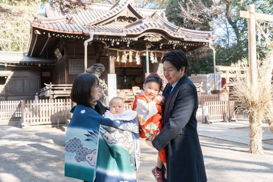 代々木八幡宮でお宮参りと七五三のご祈祷と出張撮影をしているご家族の写真・Splashフォトサロン