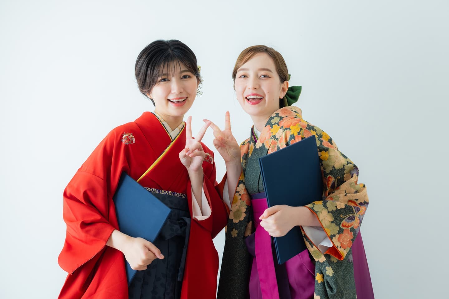 大学の卒業式の振袖姿の女性二人の笑顔の写真