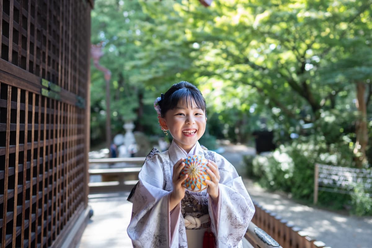 代々木八幡宮の七五三で鞠を持って楽しそうな７歳の女の子の写真