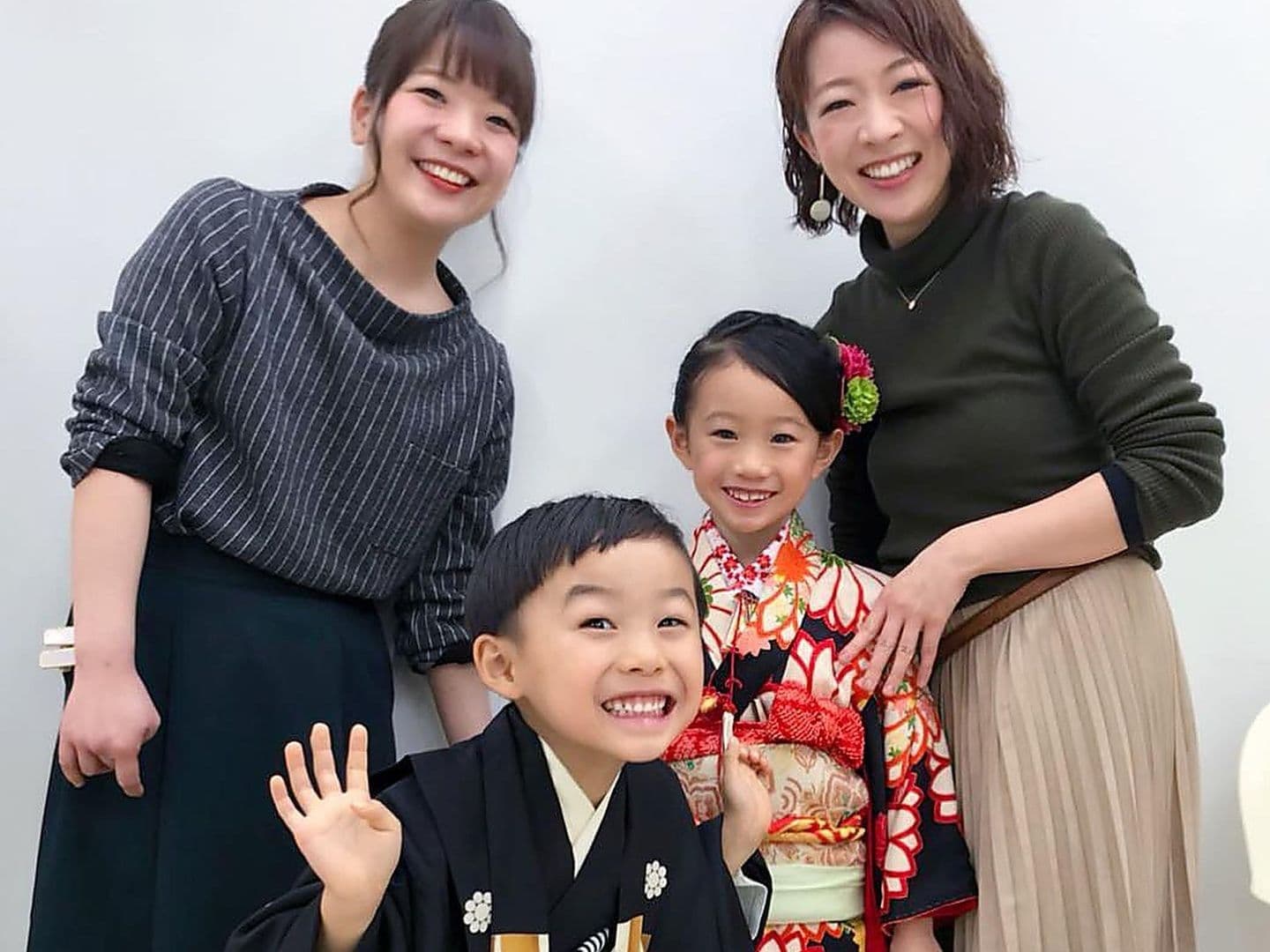 代々木八幡宮の七五三のお支度が終わった後のスプラッシュスタッフと子ども達の写真