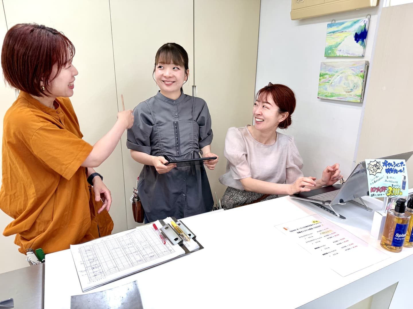 代々木八幡宮の七五三の予約やスケジュールについて相談している美容室スプラッシュのスタッフの写真