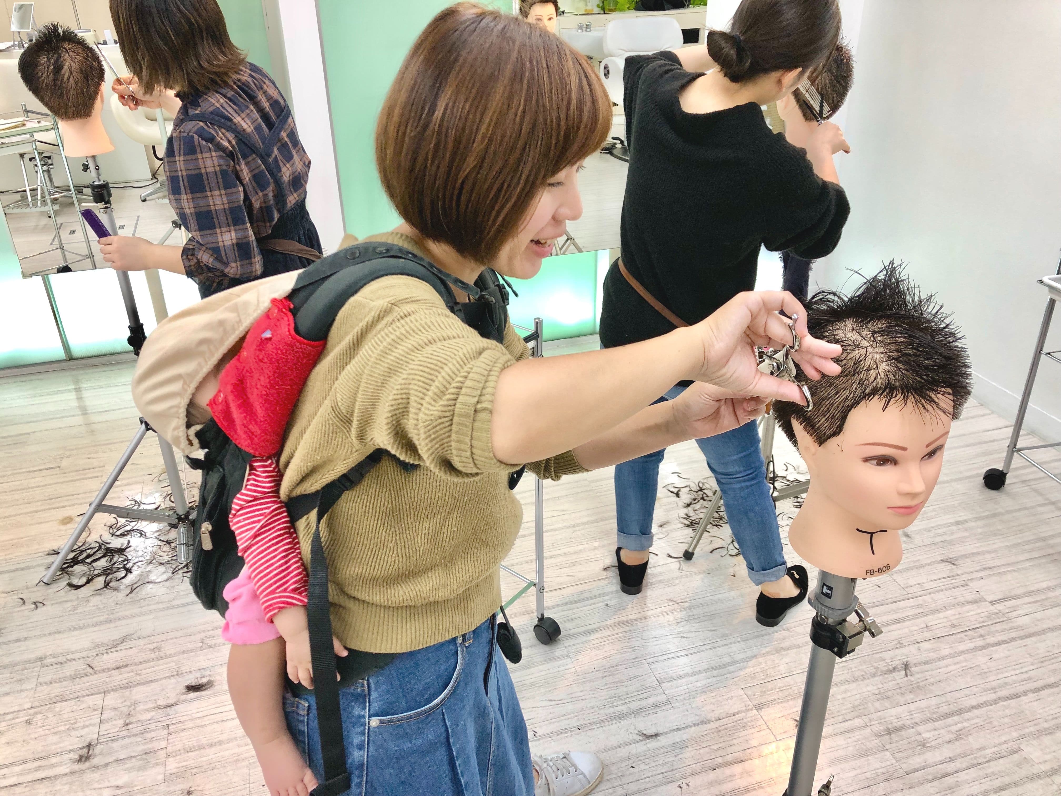 代々木八幡・美容室スプラッシュのスタッフのカット練習風景写真